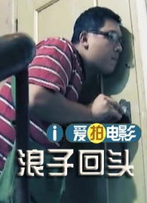 认真工作的女孩